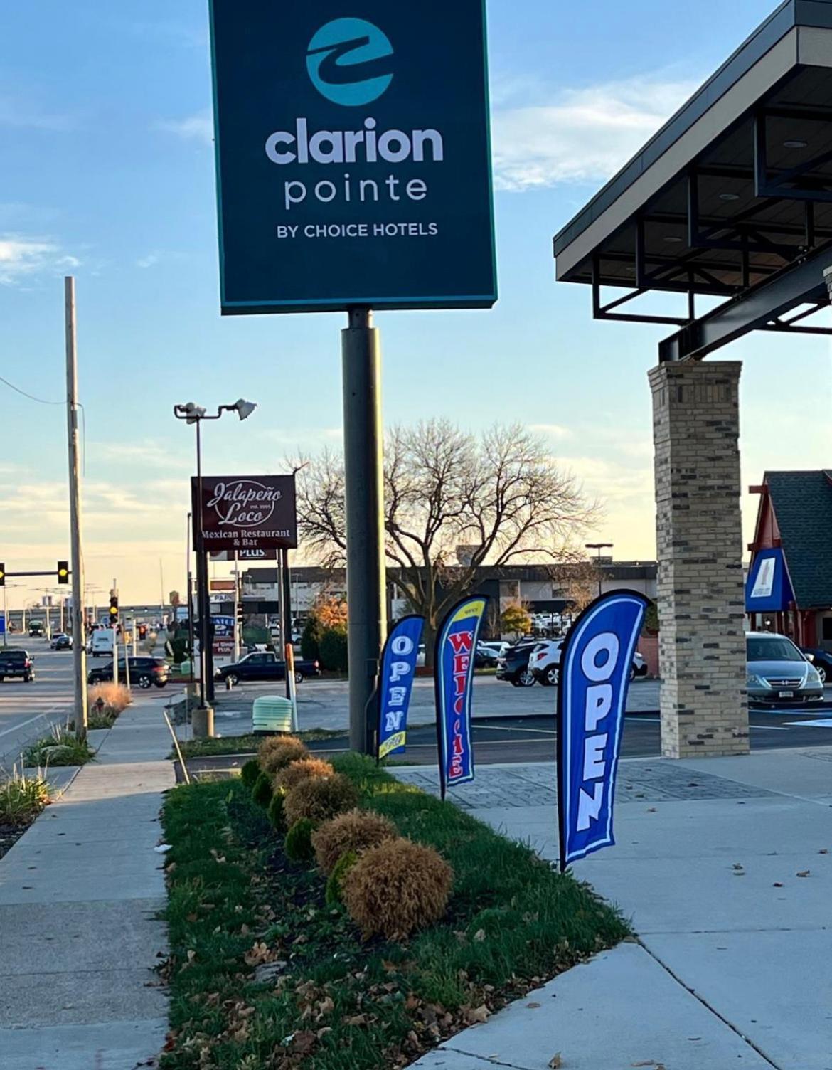 Clarion Pointe Hotel Milwaukee Exterior photo